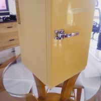 Ретро мини хладилник от Германия  - Жълт, снимка 2 - Хладилници - 45128761