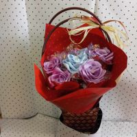 Букет от 7 сатенени рози в кошничка, снимка 2 - Ръчно изработени сувенири - 45700619