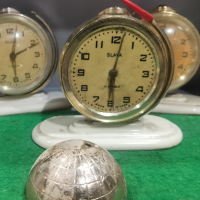 Настолен часовник будилник Слава Глобус Ракета , снимка 1 - Антикварни и старинни предмети - 44942054