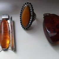 Антикварни руски сребърни изделия-медальони и пръстен  с естествен кехлибар, снимка 2 - Колиета, медальони, синджири - 45366867