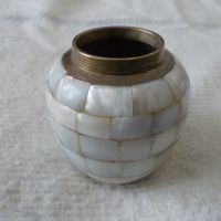 Малка вазичка Месинг и седеф, снимка 1 - Антикварни и старинни предмети - 45915843