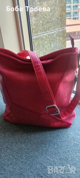 Голяма дамска чанта от качествена еко кожа в червен цвят с две отделения и преграда с цип в средата, снимка 1