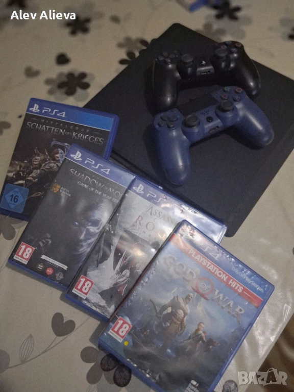 PS4 с два джойстика и четири игри, като нов, без забележки., снимка 1