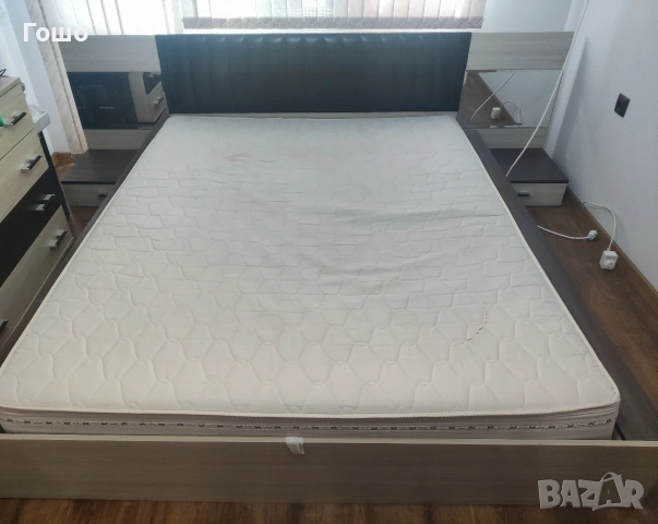 Спалня с матрак и нощни шкафчета 