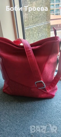 Голяма дамска чанта от качествена еко кожа в червен цвят с две отделения и преграда с цип в средата, снимка 1