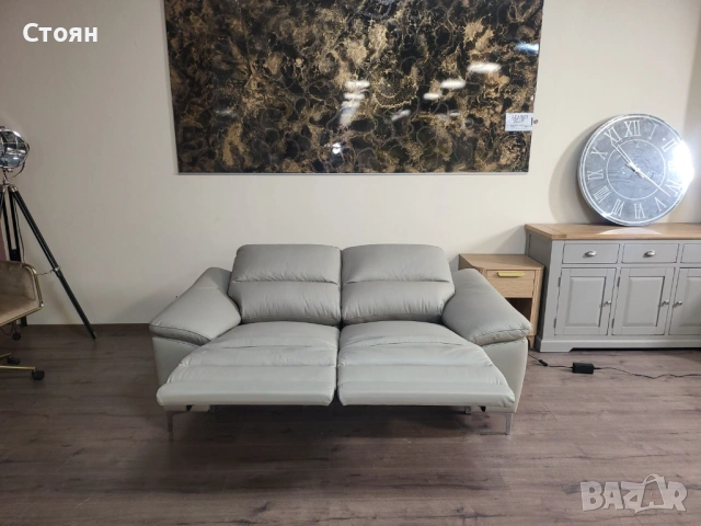 Светло бежов кожен диван двойка с електрически релаксиращ механизъм, снимка 2 - Дивани и мека мебел - 53694248