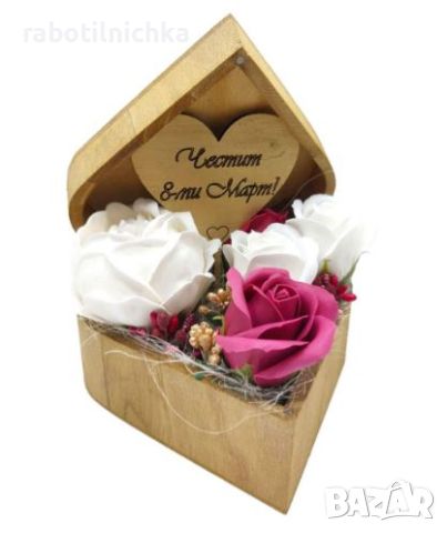 Дървена кутия сърце със сапунен божур и рози