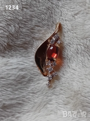 Дизайнерски златен медальон с косите на Венера ръчна изработка, снимка 2 - Колиета, медальони, синджири - 53509957