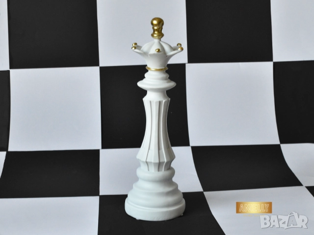Статуетка Бяла Шахматна Фигура Царица / Изработена от Смола / Бял Мат със Златни Акценти 36 x 11 см., снимка 2 - Статуетки - 52395434