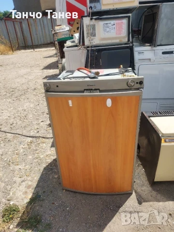 Хладилници за каравана 12,220 волта и газ 