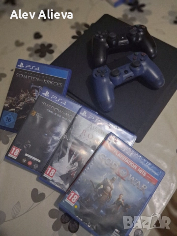 PS4 с два джойстика и четири игри, като нов, без забележки.