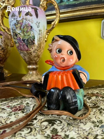 Винтидж лампа-фигурка Hummel на момченце свирещо на акордеон.  