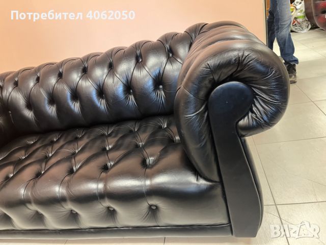 Двоен черен диван Честърфийлд, произведен в Англия, изцяло с бутони. , снимка 3 - Дивани и мека мебел - 45286674