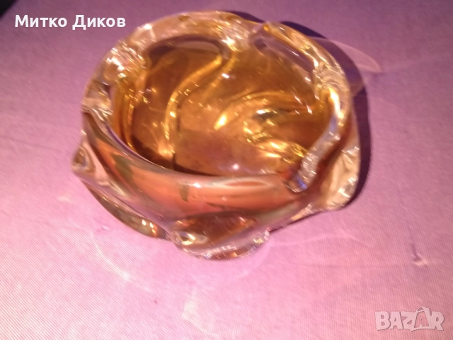 Масивен кехлибарен арт стъклен пепелник, който е ръчно изработен от духано стъкло. -1кг. фи 125мм, снимка 3 - Антикварни и старинни предмети - 52789180