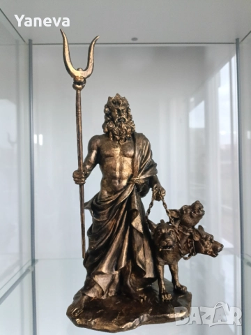 Хадес , богът на подземния свят  с неговото триглаво куче Цербер. 