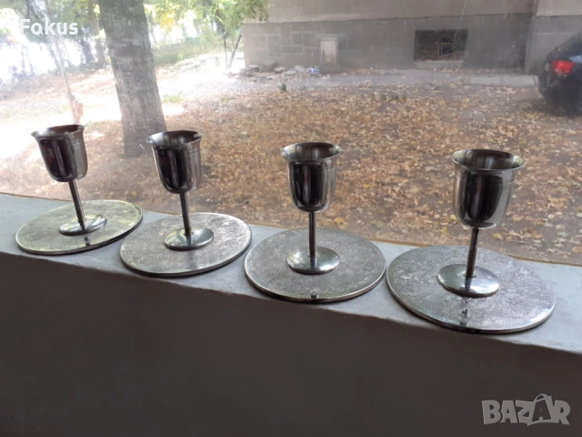 Комплект от четери метални чаши и подложки