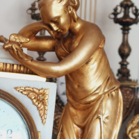 Френски каминен бронзов часовник+бронзови вази/материал-позлатен бронз,мрамор/, снимка 9 - Стенни часовници - 45074322