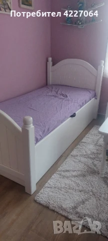 Продавам две единични легла от масив с вдигащи механизми и матраци.