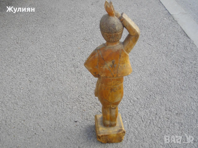 СТАРА БЪЛГАРСКА ДЪРВОРЕЗБА ФИГУРА СТАТУЕТКА НОСИЯ 1972г , снимка 5 - Антикварни и старинни предмети - 50585707