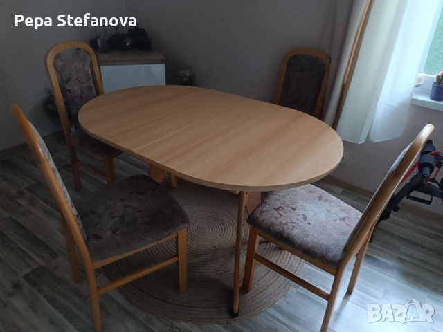Продавам холна разтегателна маса с четири стола 