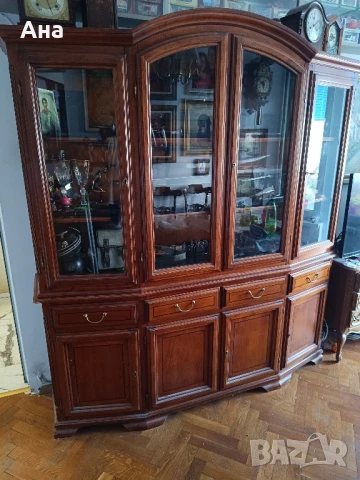 Масивна дървена витрина от две части , снимка 2 - Антикварни и старинни предмети - 51080415