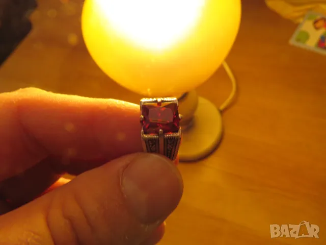 Сребърен мъжки пръстен с рубин и с много инкрустирани маркенази по него сребро, снимка 2 - Пръстени - 49535375