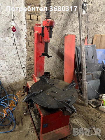 Машина за монтаж и демонтаж на гуми 