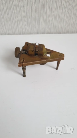 Старо малко бронзово часовникарско менгеме