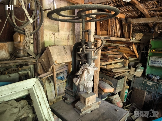 Стара ръчна настолна бормашина в много добро състояние.