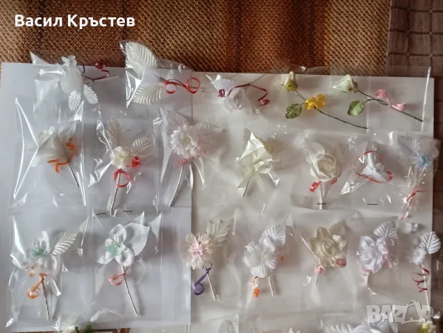 Сватбени аксесоари, Бутониери за закичване на младоженците, кумовете и гостите, снимка 13 - Изкуствени цветя - 49163191