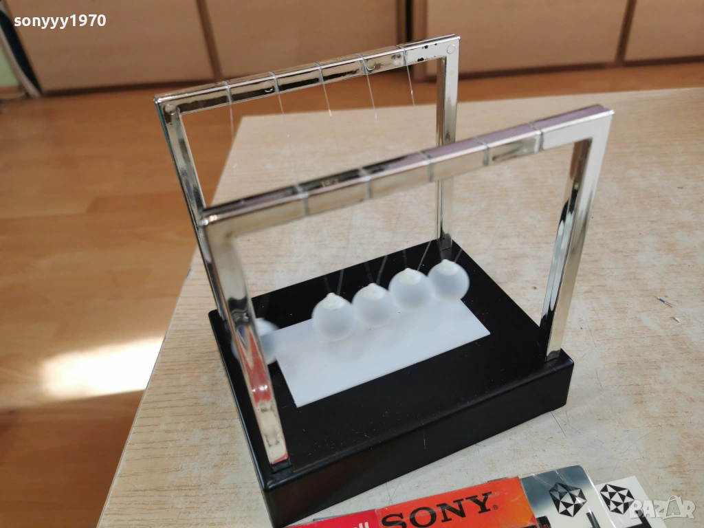 Перпетуум-мобиле с лед подсветка-НЮТОН ЛЮЛКА 15Х15Х11СМ 1501261733, снимка 1