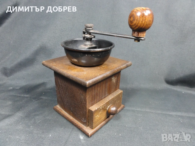 СТАРА РЕТРО ДЪРВЕНА МЕЛНИЦА ЗА КАФЕ РЪЧНА КАФЕМЕЛАЧКА