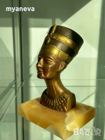 Метална статуетка на египетската кралица Нефертити. Детайлен бюст върху камък. , снимка 3 - Статуетки - 45305116