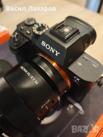Фото апарат SONY a7r || в комплект с обектив SONY FE 2.8/50 MACRO .Вертикален грип SONY VG-C2EM , снимка 3 - Фотоапарати - 51985472