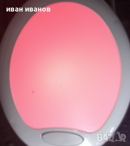 нощна лампа светеща в различни цветове