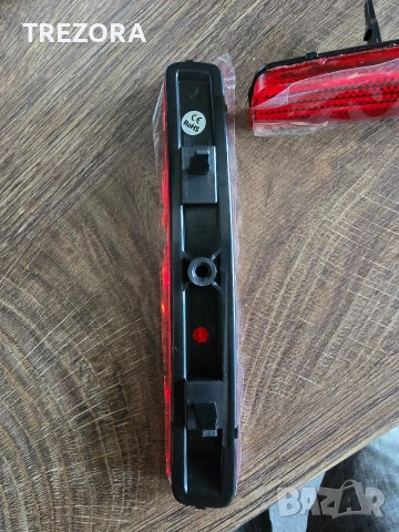 Рефлектори задна броня Toyota Prius+ (2011-2021), снимка 3 - Части - 54254356