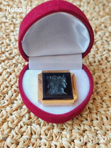 Златна 18к брошка с карнеолова гема изобразяваща три глави, снимка 1 - Колиета, медальони, синджири - 43491618