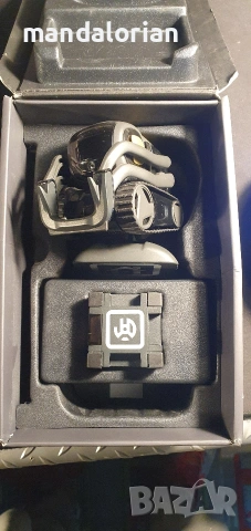 Това е домашен робот Anki Vector.