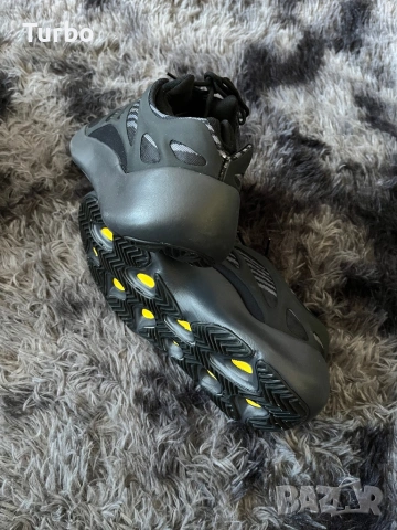 Yeezy 700 V3, снимка 2 - Маратонки - 53879472