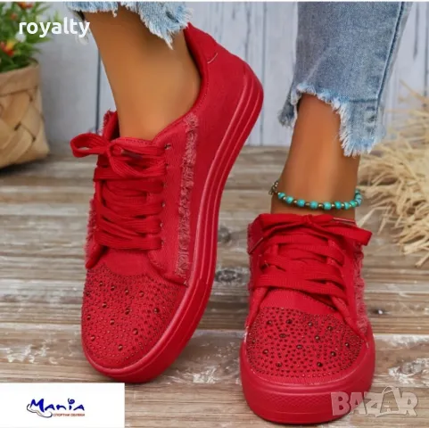 Червени спортни обувки с камъни 