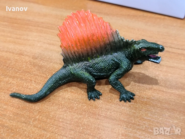 Играчка динозавър фигурка