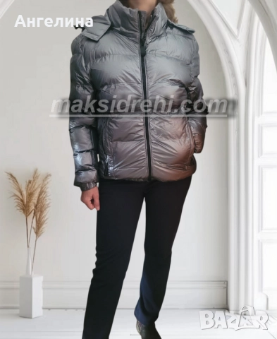 Късо спортно яке в сребърен металик с лъскав ефект.