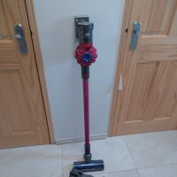 Продавам Dyson V7 безжична прахосмукачка в отлично състояние, снимка 1 - Прахосмукачки - 45255579