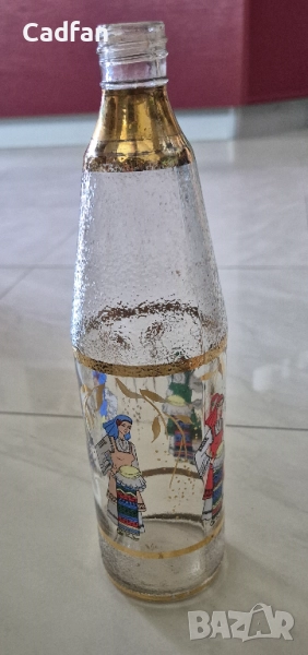 Стъклена бутилка с ваденки жени в народни носий, снимка 1