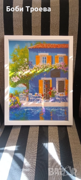 Живописна синьо-жълта картина на морска къща с балкон с цветя, снимка 1