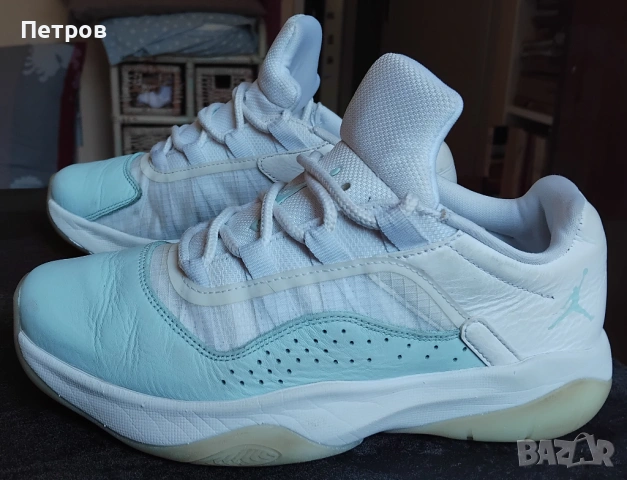 Дамски Nike Air Jordan 11 CMFT Low, цвят „Glacier Blue“- 36,5, снимка 2 - Маратонки - 53847105