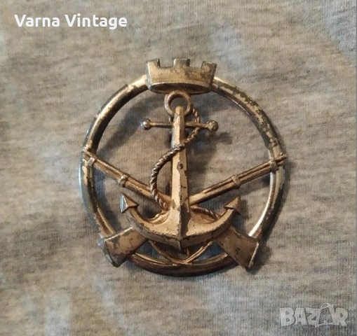 Военна кокарда на баретата на италианските морски пехотинци.