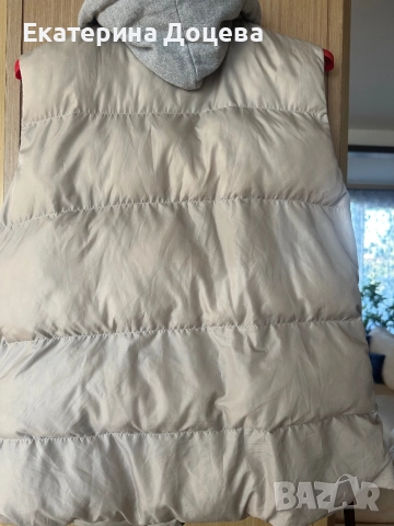 Бежов елек със сива качулка, снимка 2 - Елеци - 51767215