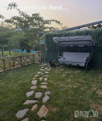 Градинска люлка A-Type със зелени възглавници и поставки за напитки - елегантност и комфорт