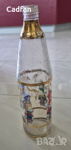 Стъклена бутилка с ваденки жени в народни носий